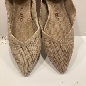 Rothy's pointy toe Ecru beige Flats Size 9 washable knit EUC